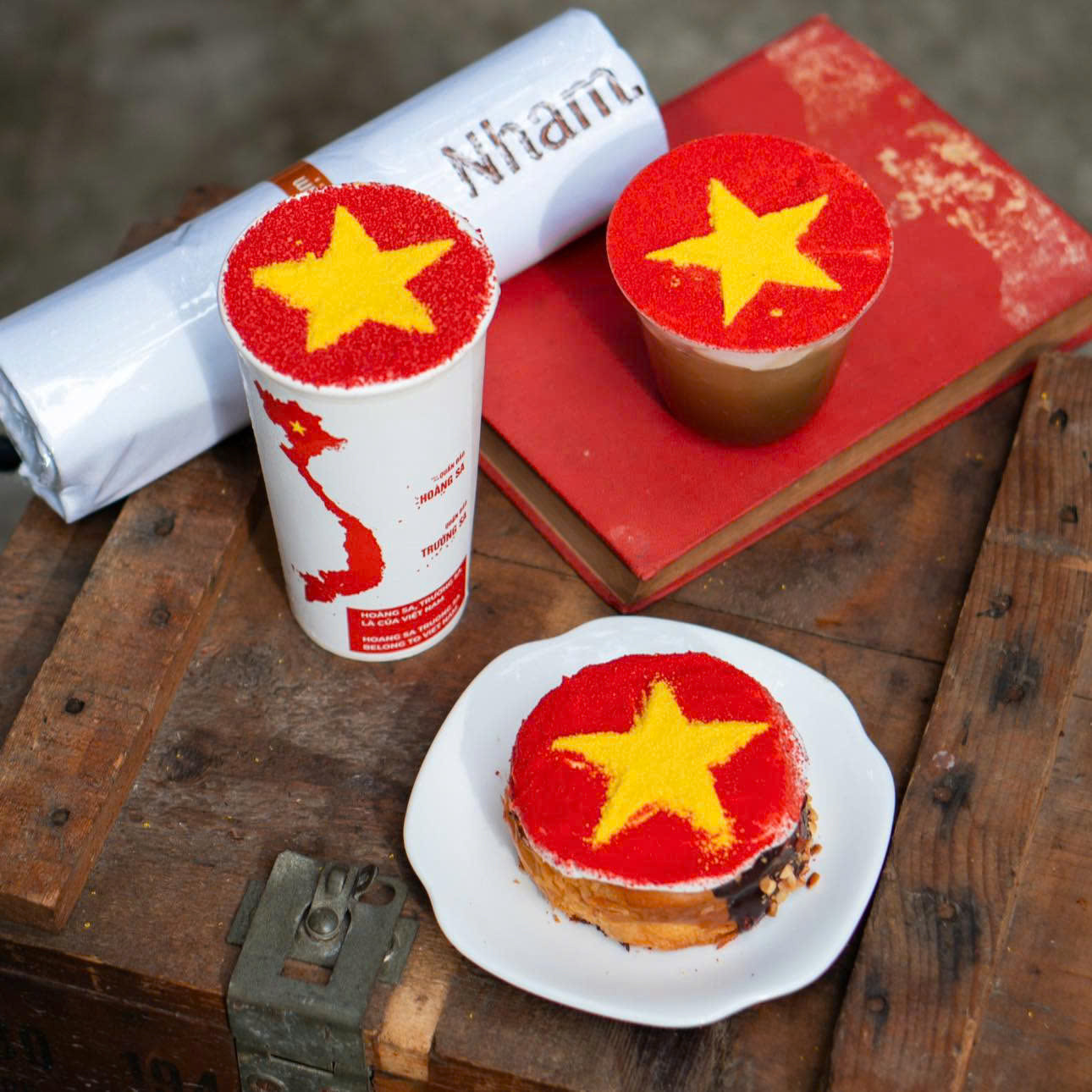 Bánh, nước trang trí cờ đỏ sao vàng. (Ảnh: NHÂM COFFEE) Bánh, nước trang trí cờ đỏ sao vàng. (Ảnh: NHÂM COFFEE)