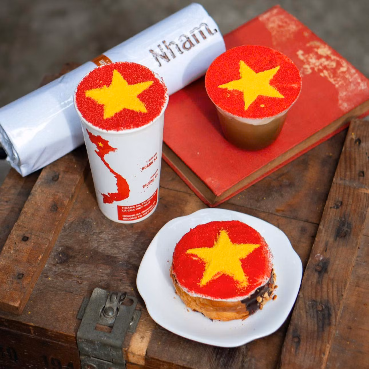Bánh, nước trang trí cờ đỏ sao vàng. (Ảnh: NHÂM COFFEE)