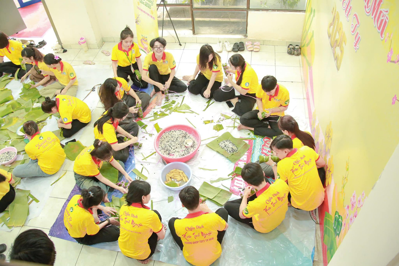 Các bạn sinh viên Lào, Campuchia hào hứng tham gia hoạt động gói bánh tét.