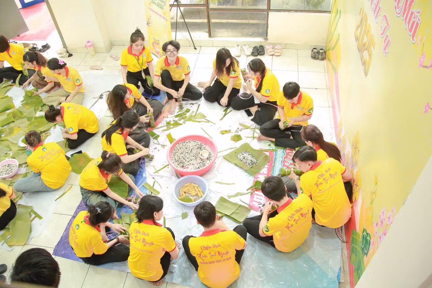 Các bạn sinh viên Lào, Campuchia hào hứng tham gia hoạt động gói bánh tét.