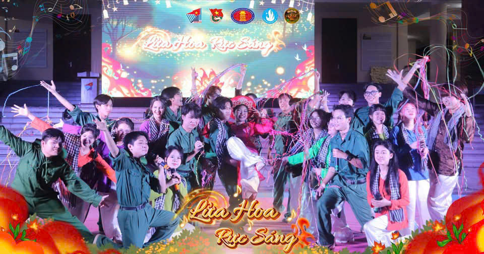 Sinh viên Nhân văn K445 trước giờ khai mạc. (Ảnh: BTC)