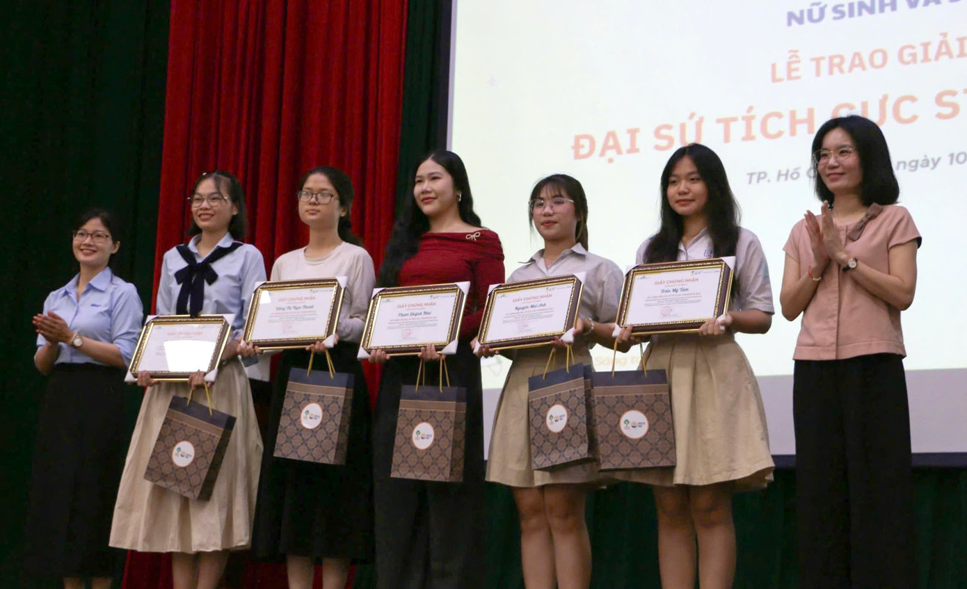 Những gương mặt nữ tiêu biểu có ảnh hưởng tích cực trong cộng đồng học sinh, sinh viên STEM Việt Nam được tuyên dương tại Hội nghị. Những gương mặt nữ tiêu biểu có ảnh hưởng tích cực trong cộng đồng học sinh, sinh viên STEM Việt Nam được tuyên dương tại Hội nghị.