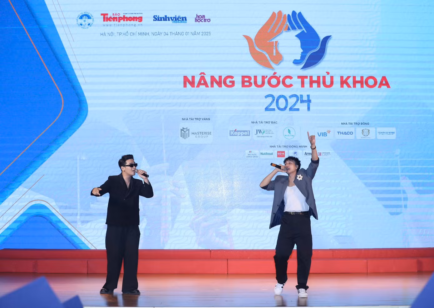 Ca sĩ Hồ Ánh Kiệt (phải) và rapper Henry Trần hát và rap tại chương trình. Ca sĩ Hồ Ánh Kiệt (phải) và rapper Henry Trần hát và rap tại chương trình.