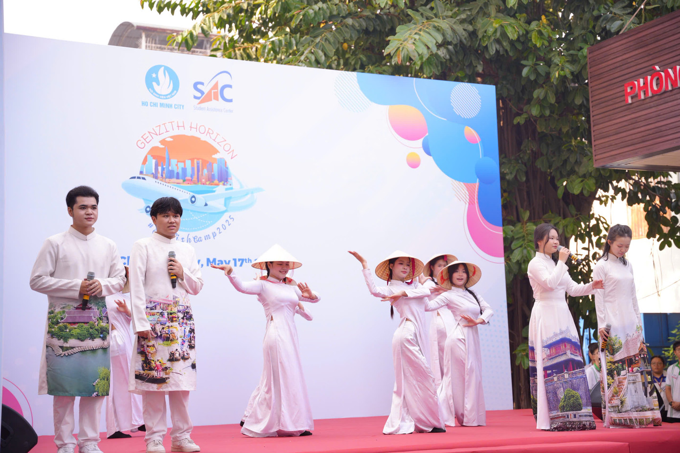 Những tiết mục văn nghệ sôi nổi tại Ngày hội. Những tiết mục văn nghệ sôi nổi tại Ngày hội.