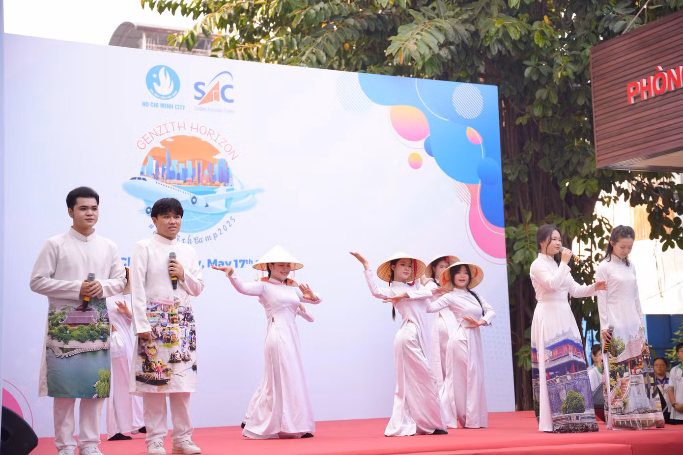 Những tiết mục văn nghệ sôi nổi tại Ngày hội.