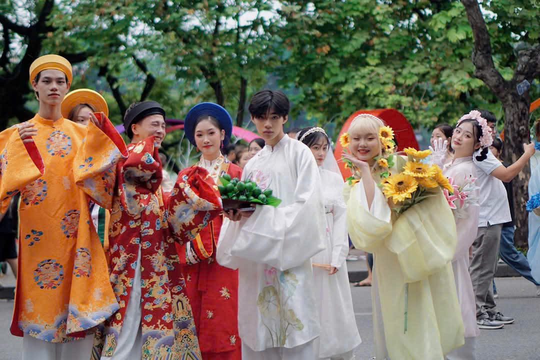 Việt phục còn được làm mới bằng cách thêm thắt nơ, hoa tươi, đính đá để tạo thêm điểm nhấn cho trang phục. (Ảnh: V’style - Việt cổ phục) Việt phục còn được làm mới bằng cách thêm thắt nơ, hoa tươi, đính đá để tạo thêm điểm nhấn cho trang phục. (Ảnh: V’style - Việt cổ phục)