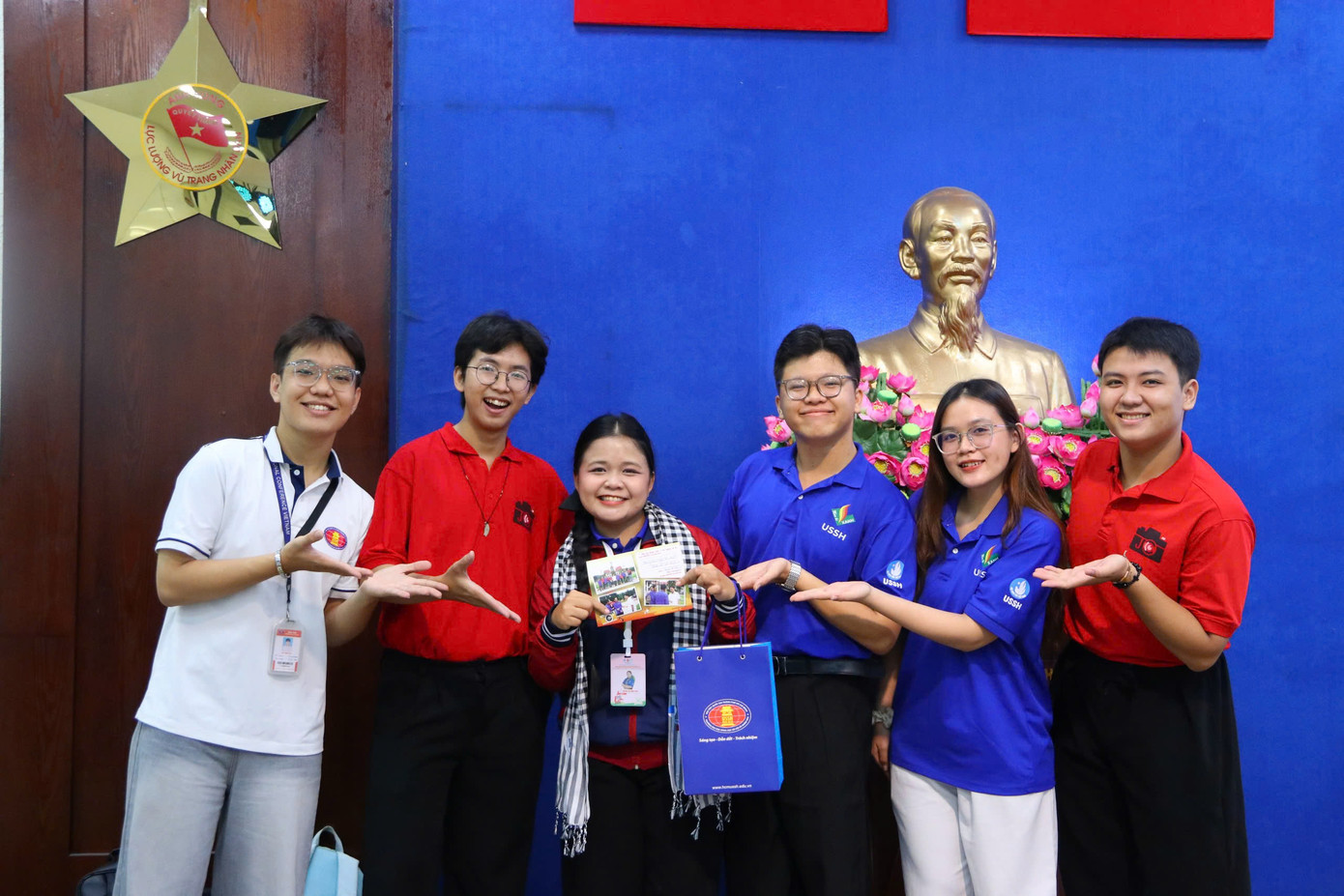 Các bạn sinh viên tặng quà động viên cho Hồng Ngân trước khi lên đường làm nhiệm vụ. Các bạn sinh viên tặng quà động viên cho Hồng Ngân trước khi lên đường làm nhiệm vụ.