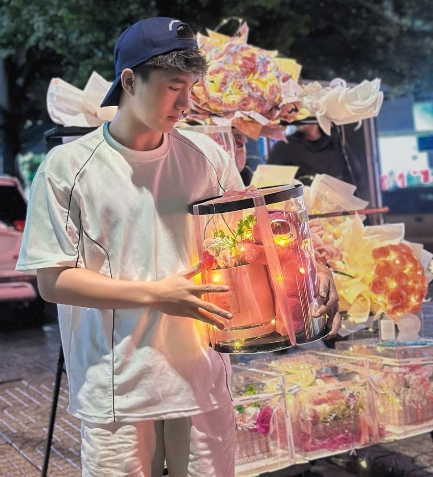 Hữu An trực tiếp tiếp thị các sản phẩm hoa do mình kinh doanh vào dịp Lễ 8/3 này.