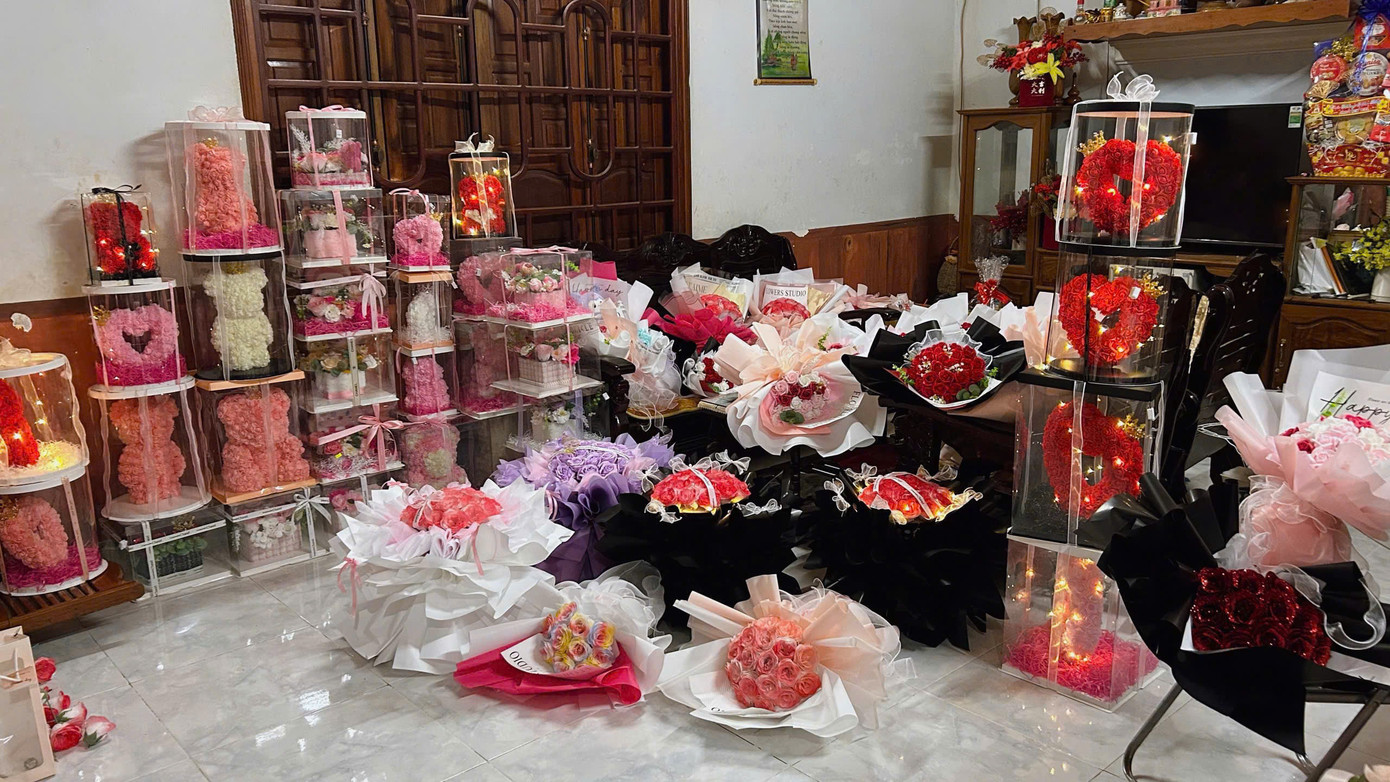 Những sản phẩm hoa vĩnh cửu được nhiều bạn trẻ ưa chuộng dịp Lễ 8/3 năm nay.