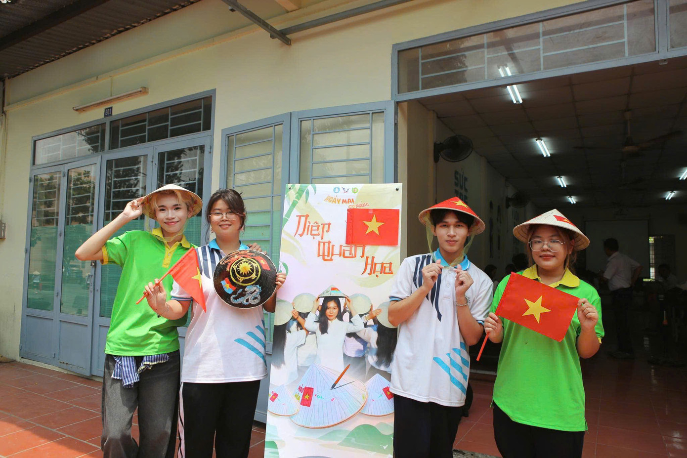 Sinh viên hào hứng tham gia workshop vẽ nón lá chào mừng Đại lễ 30/4. (Ảnh: Fanpage CLB Chung sức vì cộng đồng) Sinh viên hào hứng tham gia workshop vẽ nón lá chào mừng Đại lễ 30/4. (Ảnh: Fanpage CLB Chung sức vì cộng đồng)