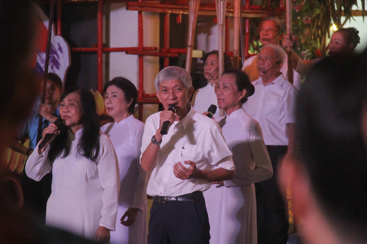 Âm vang tự hào dân tộc trong tiết mục “Hát cho đồng bào tôi nghe” trước cổng Nhà Văn hóa Thanh niên TP. HCM do Tổng hội Sinh viên Sài Gòn thực hiện làm sống lại không khí đấu tranh của dân tộc một thời khi đất nước chưa thống nhất.