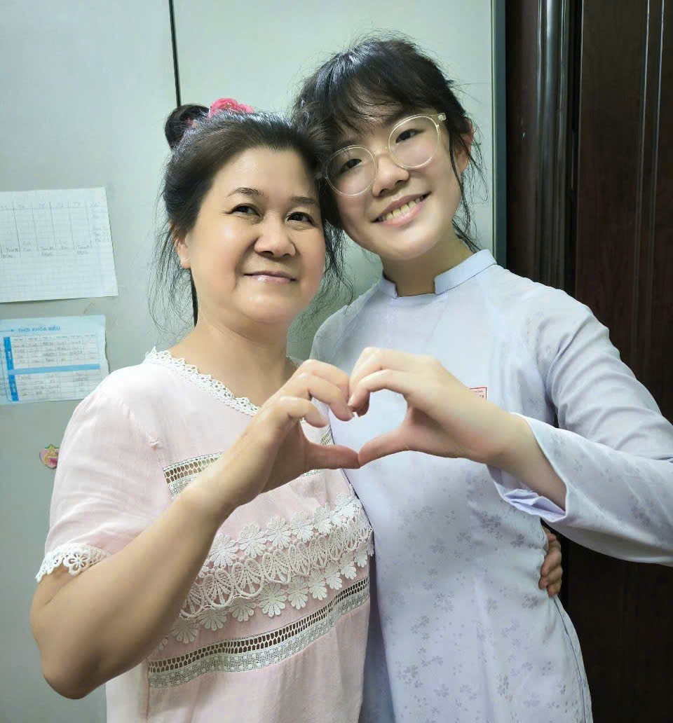 Cô Lâm Ngọc luôn đồng hành cùng con gái trong suốt quá trình ôn thi THPT. (Ảnh: NVCC) Cô Lâm Ngọc luôn đồng hành cùng con gái trong suốt quá trình ôn thi THPT. (Ảnh: NVCC)