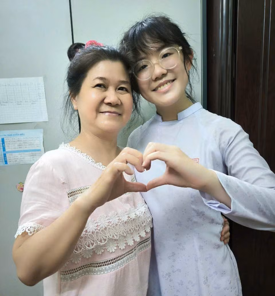 Cô Lâm Ngọc luôn đồng hành cùng con gái trong suốt quá trình ôn thi THPT. (Ảnh: NVCC)