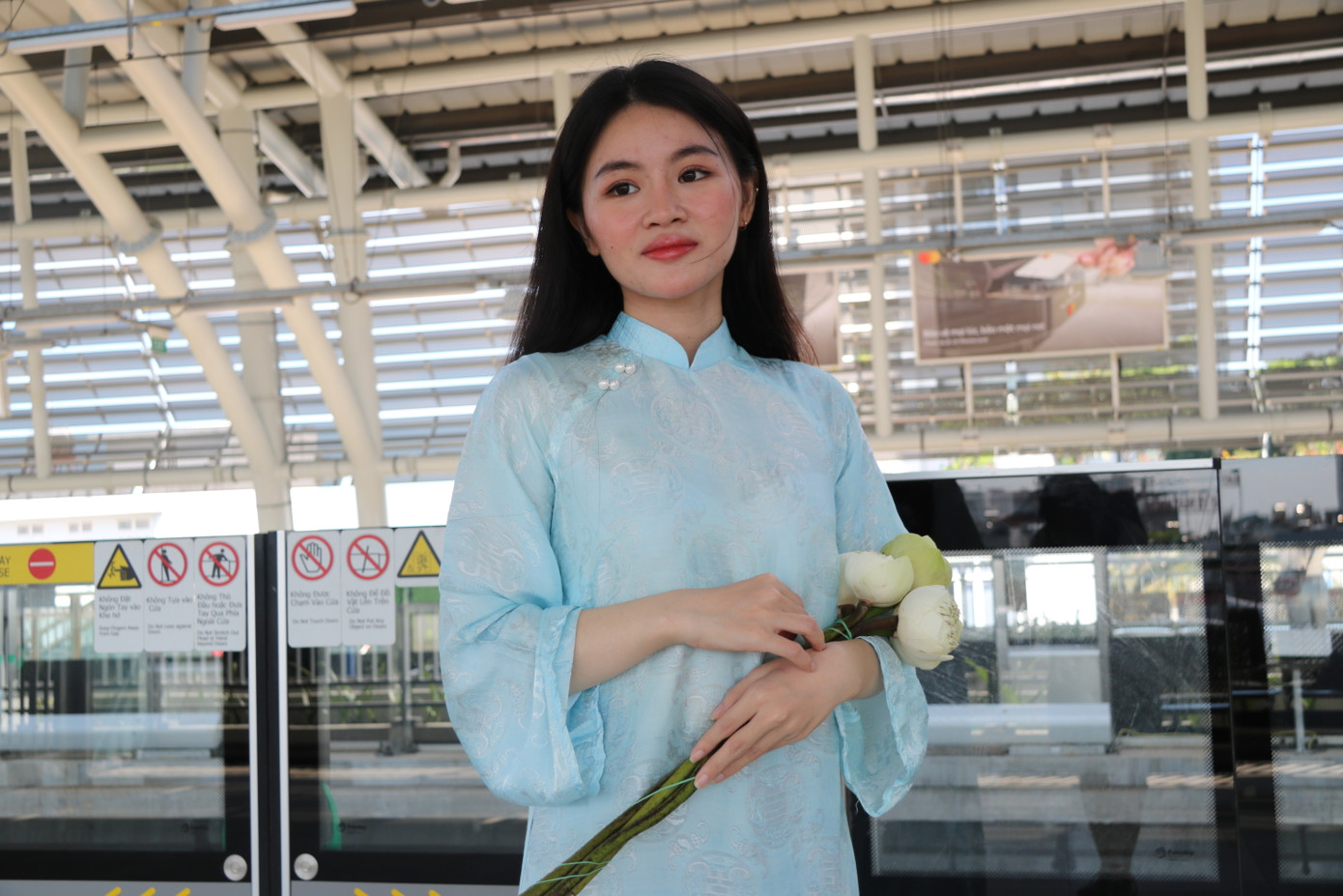 Ngày càng nhiều bạn trẻ chọn ga Metro là địa điểm chụp hình Tết. Ngày càng nhiều bạn trẻ chọn ga Metro là địa điểm chụp hình Tết.