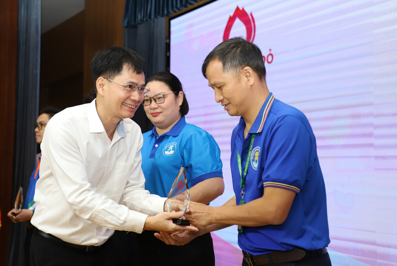 Nhà báo Lý Thành Tâm - Trưởng Cơ quan đại diện báo Tiền Phong tại TP. HCM trao Kỷ niệm chương tặng các cá nhân, đơn vị đóng góp tích cực cho chương trình 'Chủ nhật Đỏ'.