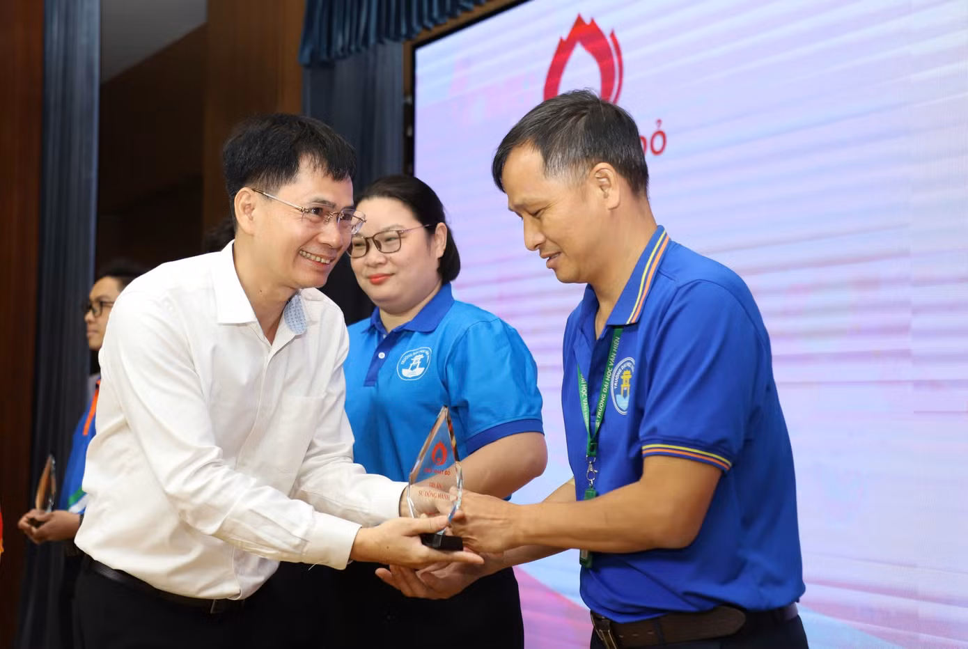 Nhà báo Lý Thành Tâm - Trưởng Cơ quan đại diện báo Tiền Phong tại TP. HCM trao Kỷ niệm chương tặng các cá nhân, đơn vị đóng góp tích cực cho chương trình 'Chủ nhật Đỏ'.