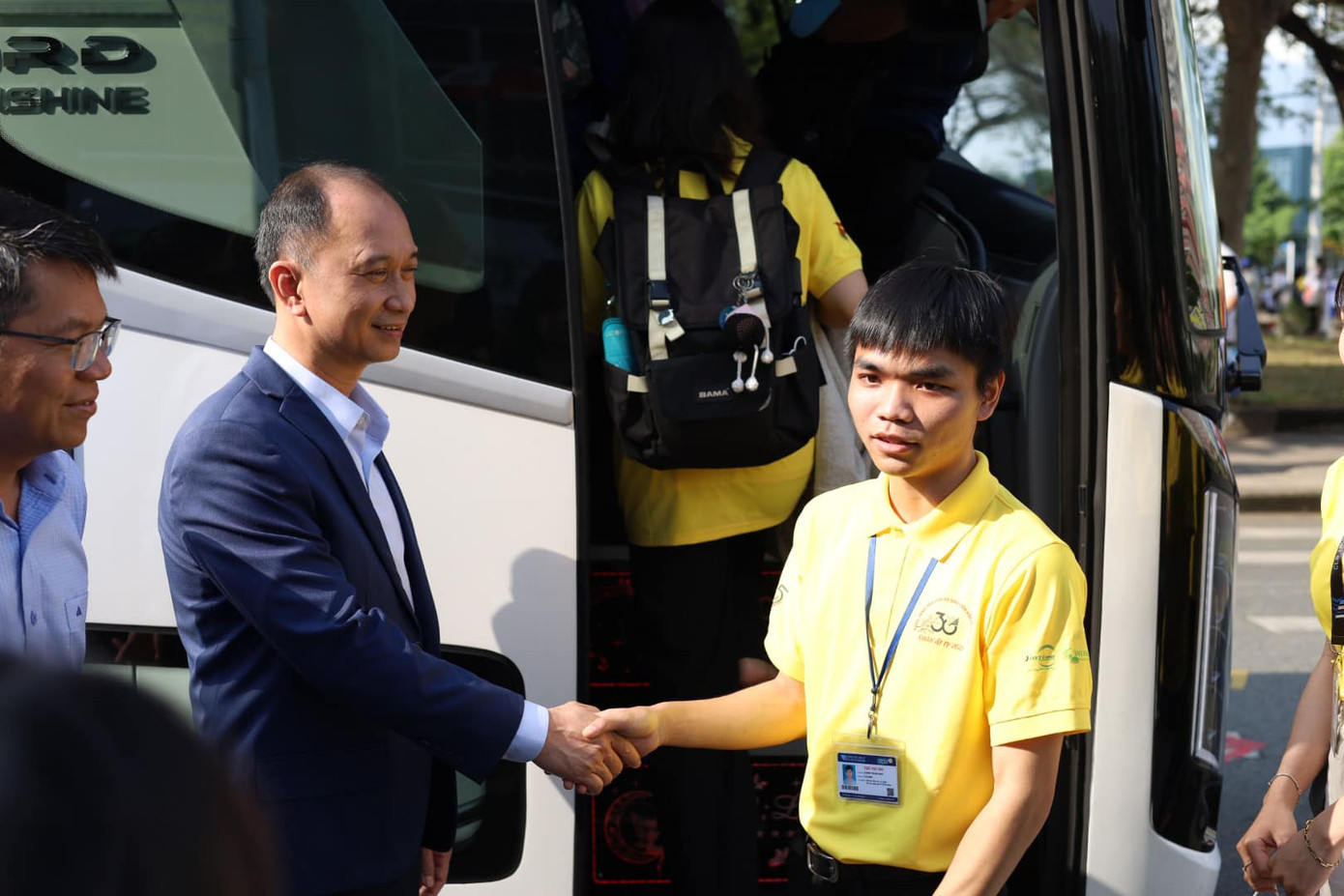 PGS. TS Trần Cao Vinh tiễn sinh viên lên xe về quê đón Tết. (Ảnh: ĐHQG TP. HCM)