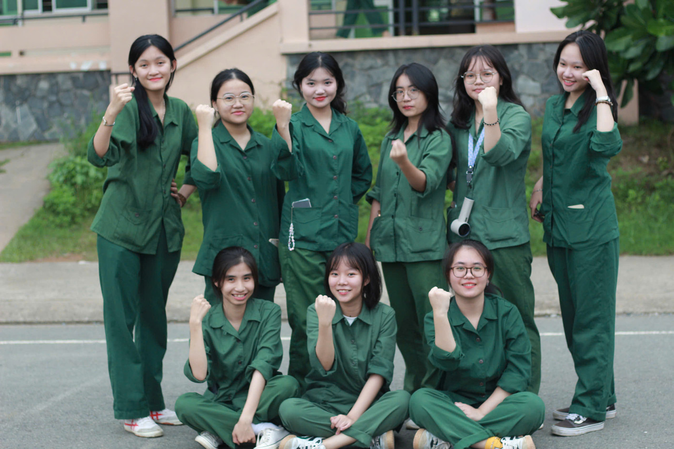 Nhờ vào tính tình hòa đồng, Quỳnh Anh nhanh chóng làm quen được những người bạn mới. Nhờ vào tính tình hòa đồng, Quỳnh Anh nhanh chóng làm quen được những người bạn mới.