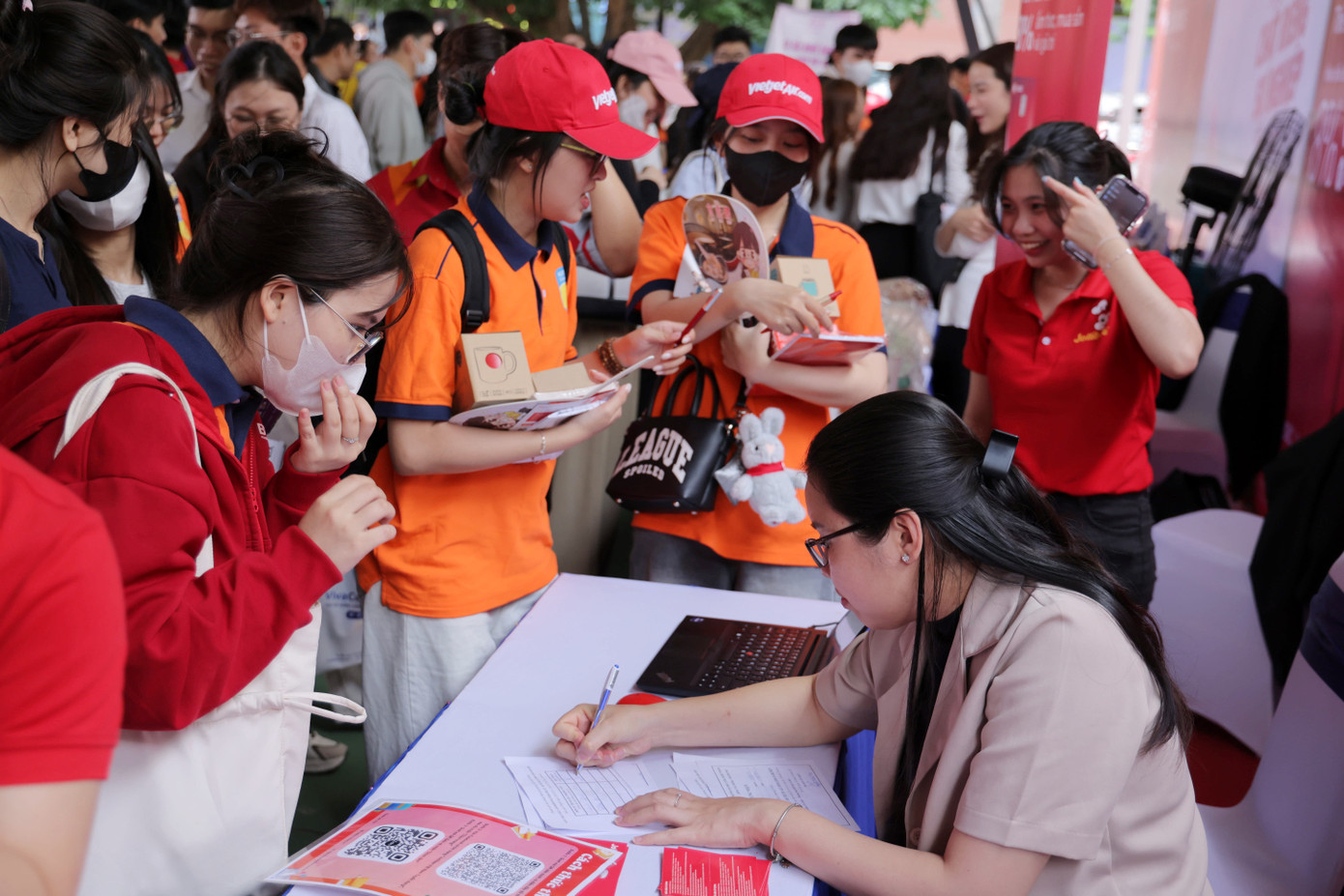 Rất đông các bạn sinh viên tham dự Ngày hội tuyển dụng.