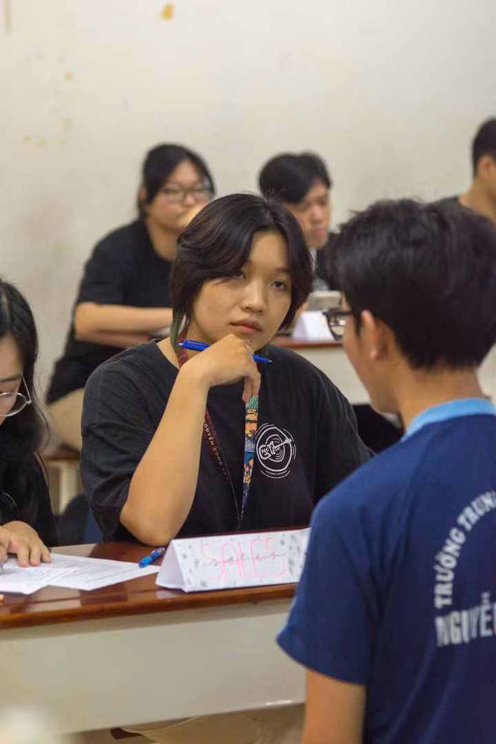 Trúc Lam thực hiện phỏng vấn các bạn học sinh casting câu lạc bộ.
