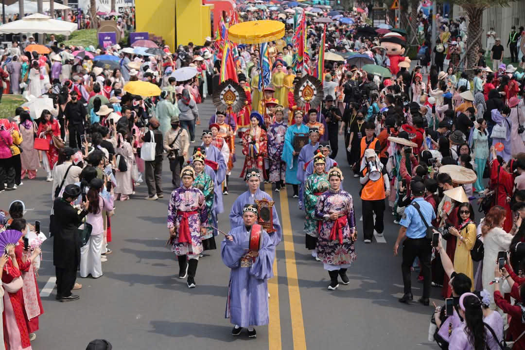 Hàng nghìn bạn trẻ khoác lên mình Việt phục diễu hành trong Ngày hội 'Bách hoa bộ hành'. (Ảnh: Bách hoa bộ hành). Hàng nghìn bạn trẻ khoác lên mình Việt phục diễu hành trong Ngày hội 'Bách hoa bộ hành'. (Ảnh: Bách hoa bộ hành).