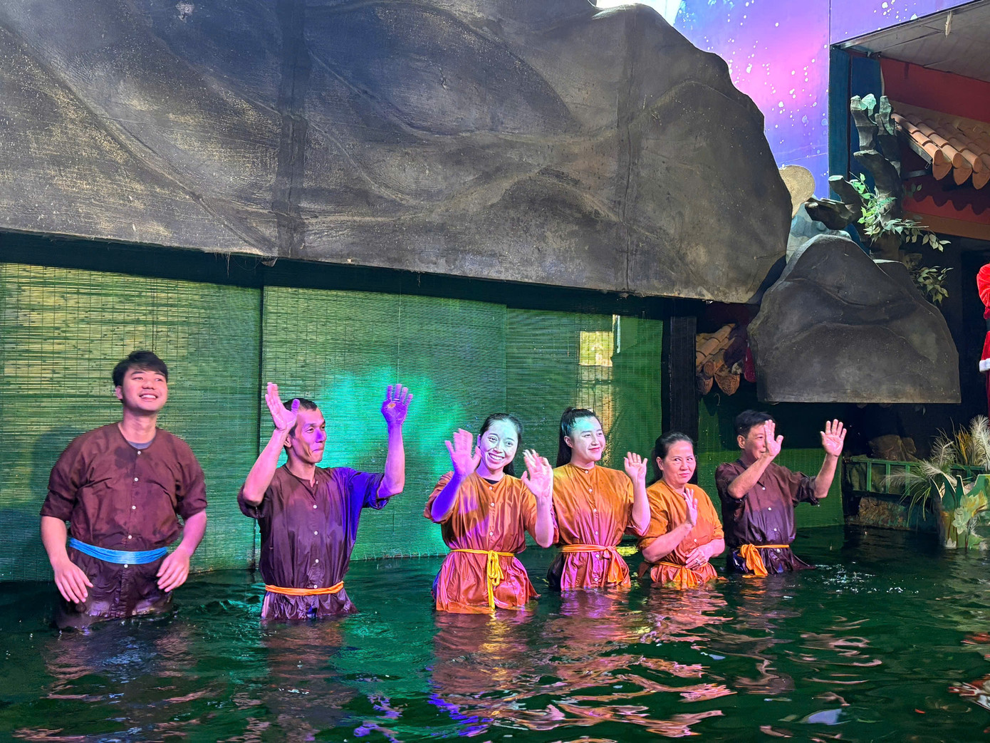 Phương Thuý (thứ ba, từ phải sang) và đồng đội trong một suất diễn đầu năm mới. Phương Thuý (thứ ba, từ phải sang) và đồng đội trong một suất diễn đầu năm mới.