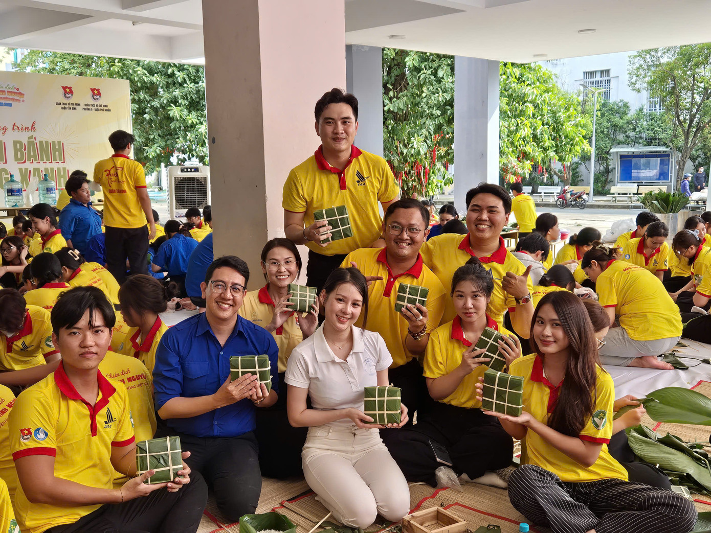 Hoa hậu Biển Việt Nam năm 2024 Nguyễn Hoài Linh (áo trắng) đồng hành với chương trình.