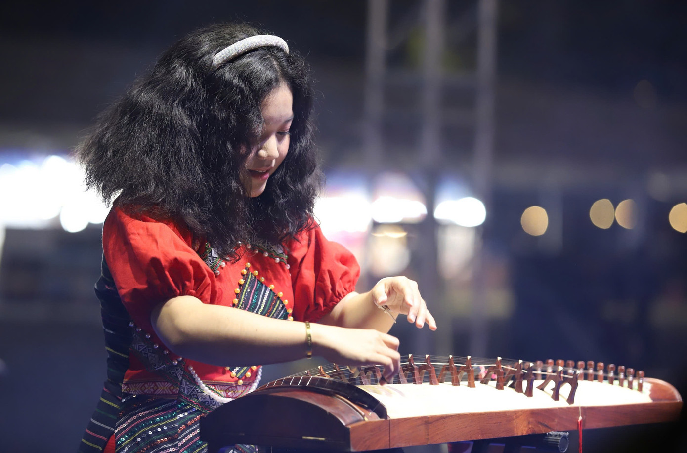 Nghệ sĩ đàn tranh Tuệ Minh biểu diễn tại chương trình. Nghệ sĩ đàn tranh Tuệ Minh biểu diễn tại chương trình.