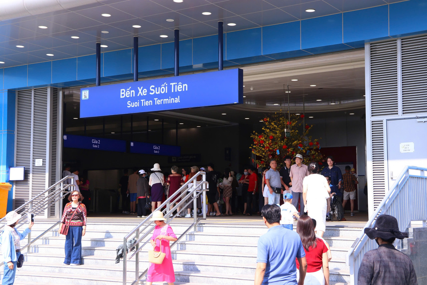 Chỉ mới 8h sáng, Nhà Ga bến xe Suối Tiên trở nên nhộn nhịp khi đón lượng khách lớn.