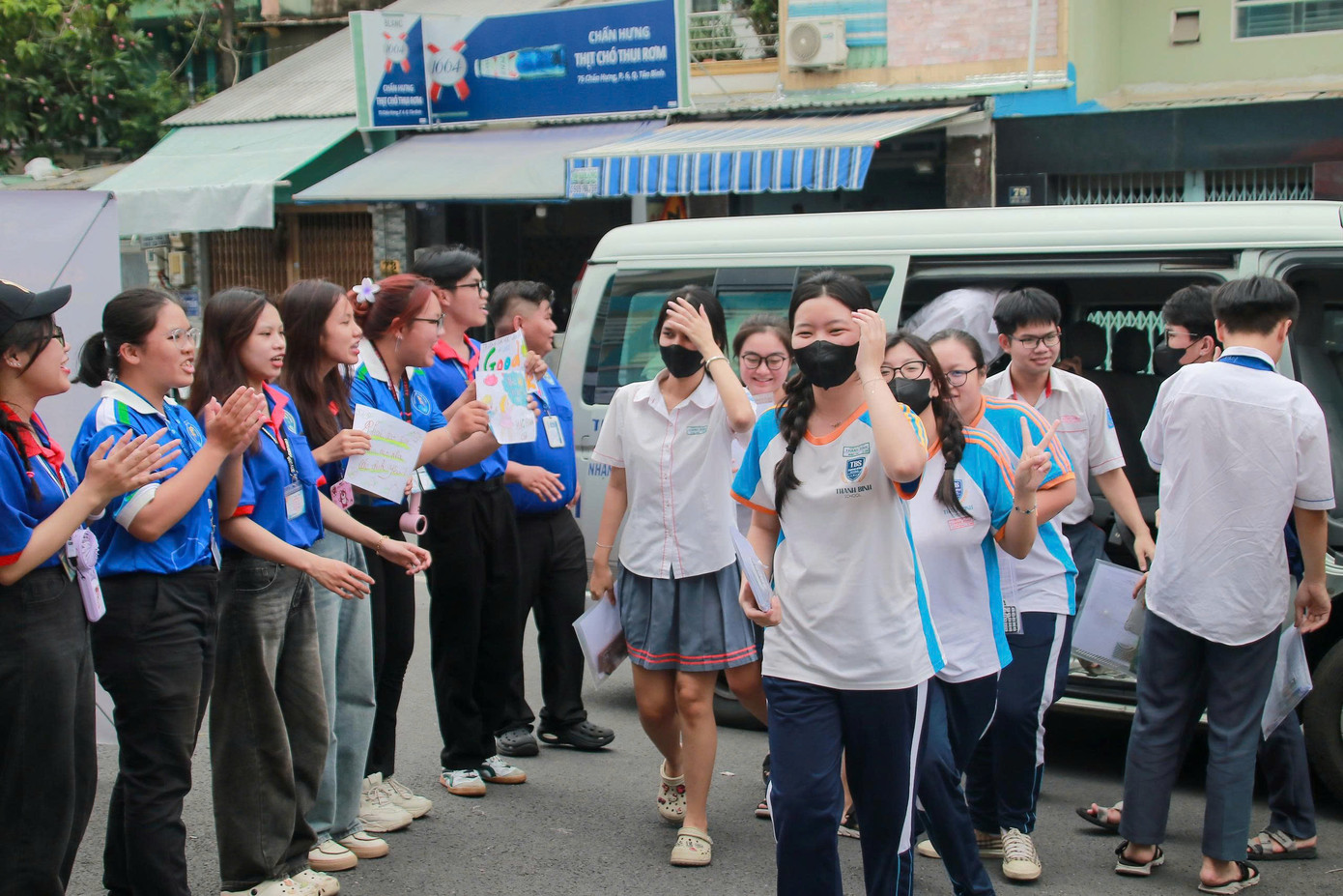 Sinh viên tình nguyện động viên các thí sinh trước giờ thi sáng 27/6. Sinh viên tình nguyện động viên các thí sinh trước giờ thi sáng 27/6.