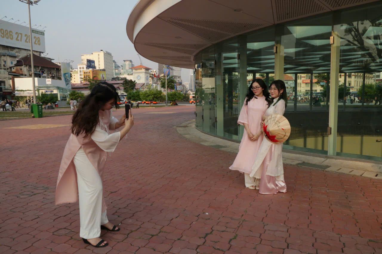 Các bạn trẻ chụp hình tại nhà ga Bến Thành. Các bạn trẻ chụp hình tại nhà ga Bến Thành.