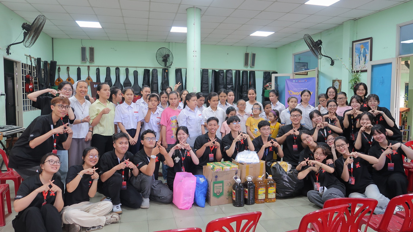 Các thành viên TEDx HCMIU cùng các em nhỏ tại mái ấm Huynh Đệ Như Nghĩa. Các thành viên TEDx HCMIU cùng các em nhỏ tại mái ấm Huynh Đệ Như Nghĩa.