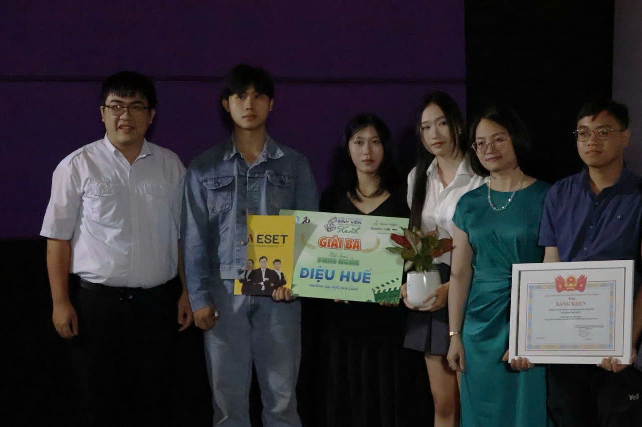 Tác phẩm Điệu Huế của đội trường ĐH Văn Lang đoạt giải Ba. Tác phẩm Điệu Huế của đội trường ĐH Văn Lang đoạt giải Ba.