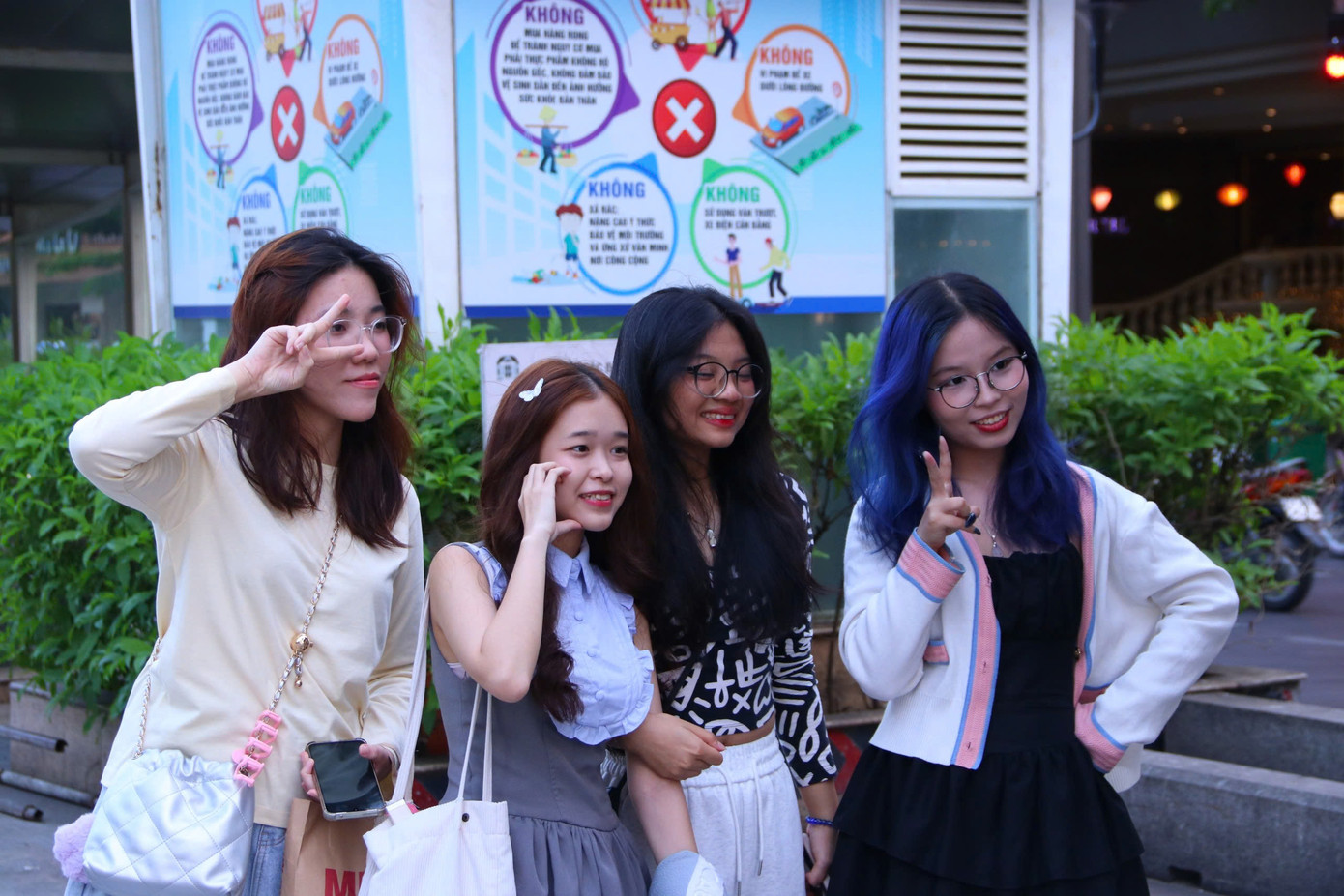 Nhiều bạn trẻ thích thú check-in tại khu vực Phố đi bộ Nguyễn Huệ.