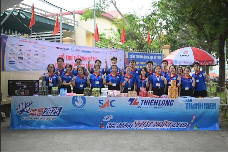 Đỗ Thành Đạt – Điểm trưởng THCS Tôn Thất Tùng (đứng thứ 5 hàng sau, từ trái qua) cùng các bạn tình nguyện viên hỗ trợ tại điểm thi. (Ảnh: Đông Hải)