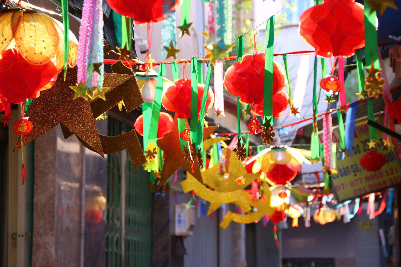 Con hẻm khu chợ được trang trí bắt mắt.