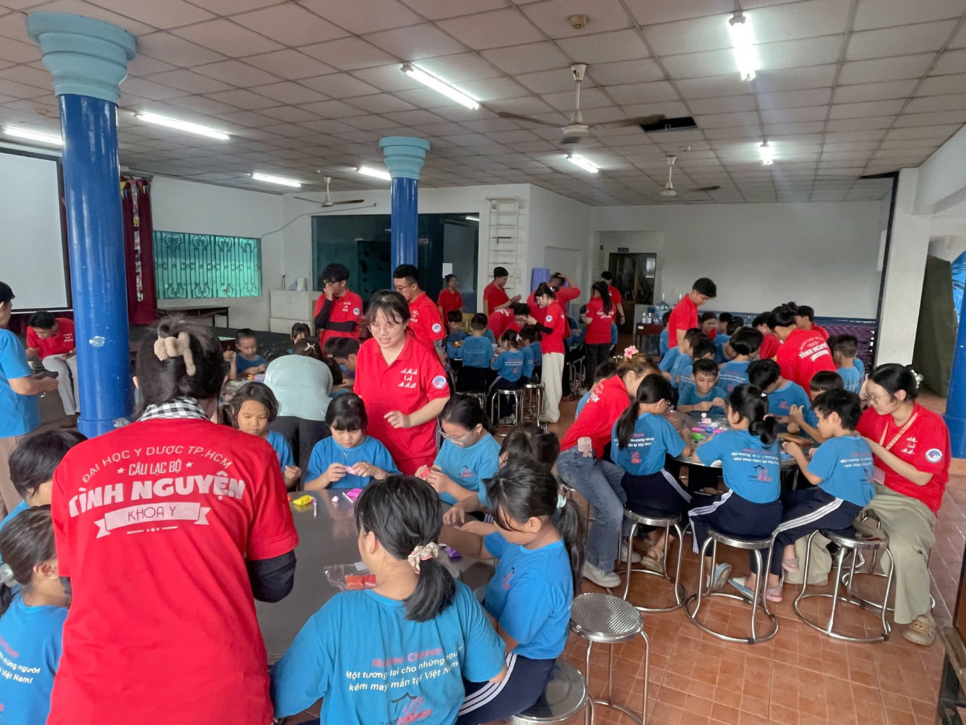 Nhóm bạn trẻ tổ chức hoạt động nặn đất sét tại Làng May mắn. (Ảnh: CLB) Nhóm bạn trẻ tổ chức hoạt động nặn đất sét tại Làng May mắn. (Ảnh: CLB)