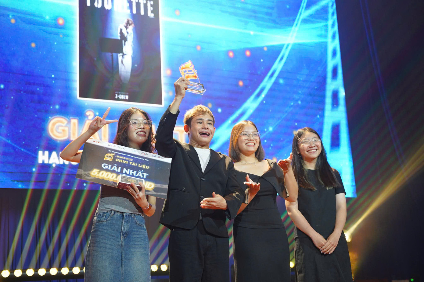 Nhóm Z-Crew nhận giải Nhất hạng mục Phim tài liệu tại Liên hoan Phim Sinh viên Nhân văn 2025 với tác phẩm Đóa hoa Tourette.