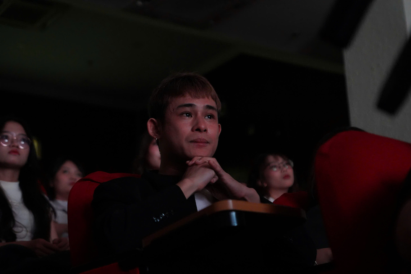 Nhân vật xúc động khi xem những thước phim về chính mình.