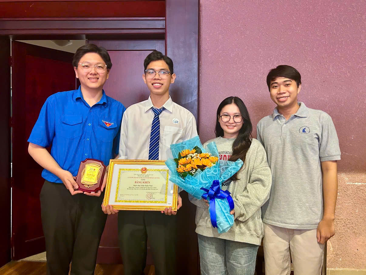 Tuấn Thái (thứ hai, từ trái sang) vinh dự nhận Giải thưởng &apos;Sao Tháng Giêng&apos; 2024.