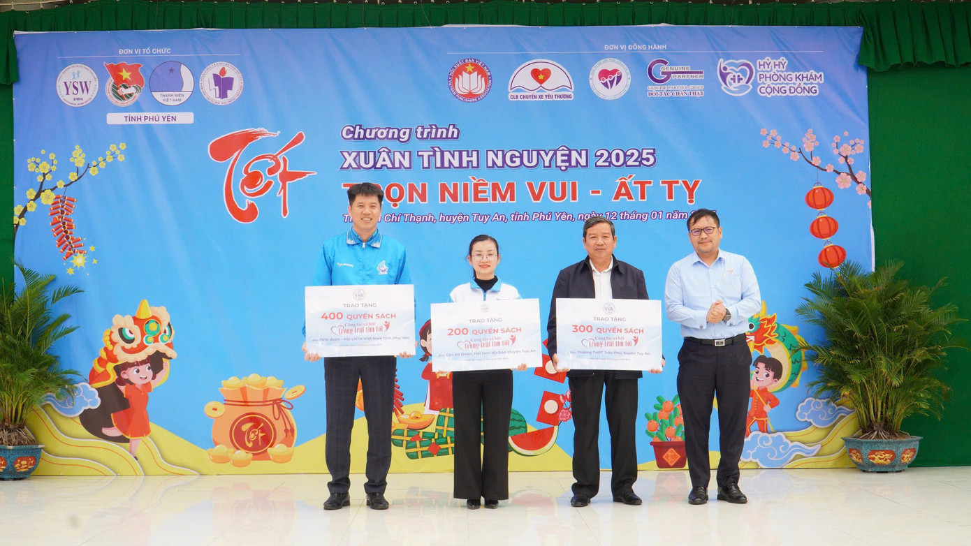 Ông Nguyễn Thanh Hân - Giám đốc Trung tâm Công tác Xã hội Thanh thiếu niên Việt Nam trao tặng sách &apos;Công tác Xã hội trong trái tim tôi&apos; cho Tỉnh Đoàn - Hội LHTN tỉnh Phú Yên, cán bộ Đoàn - Hội trên địa bàn huyện Tuy An và trường THPT Trần Phú.