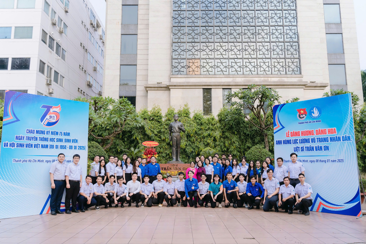 Các đại biểu chụp hình trước Tượng đài Anh hùng Lực lượng vũ trang nhân dân, Liệt sĩ Trần Văn Ơn, sau khi chỉnh trang. Các đại biểu chụp hình trước Tượng đài Anh hùng Lực lượng vũ trang nhân dân, Liệt sĩ Trần Văn Ơn, sau khi chỉnh trang.