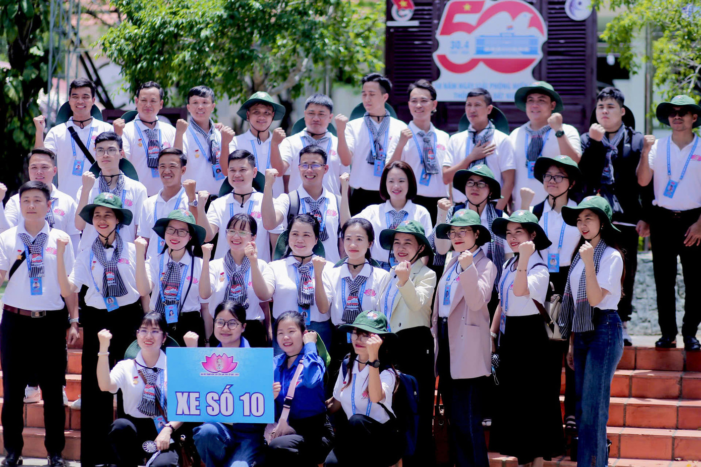 Các đại biểu cùng chụp hình lưu niệm tại Hải đội 2. Các đại biểu cùng chụp hình lưu niệm tại Hải đội 2.