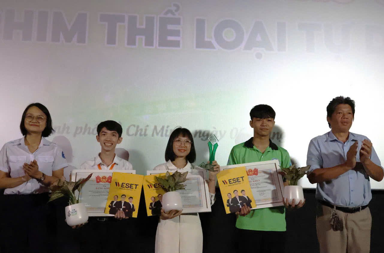 Đại diện các đội đoạt giải ở hạng mục Phim tự do. Đại diện các đội đoạt giải ở hạng mục Phim tự do.