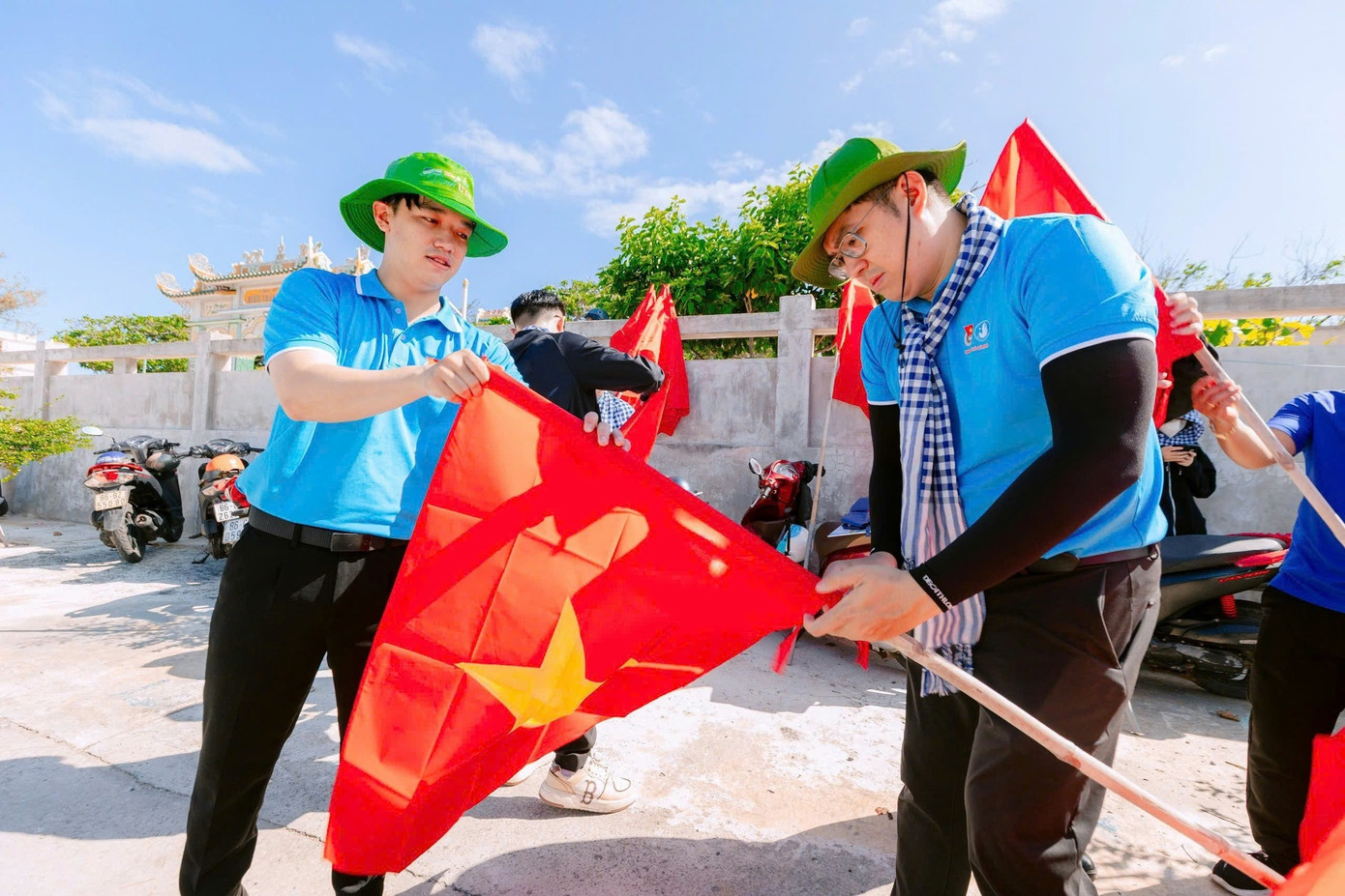 Thanh niên, sinh viên TP. HCM thực hiện công trình đường cờ Tổ quốc trên huyện đảo Phú Quý.