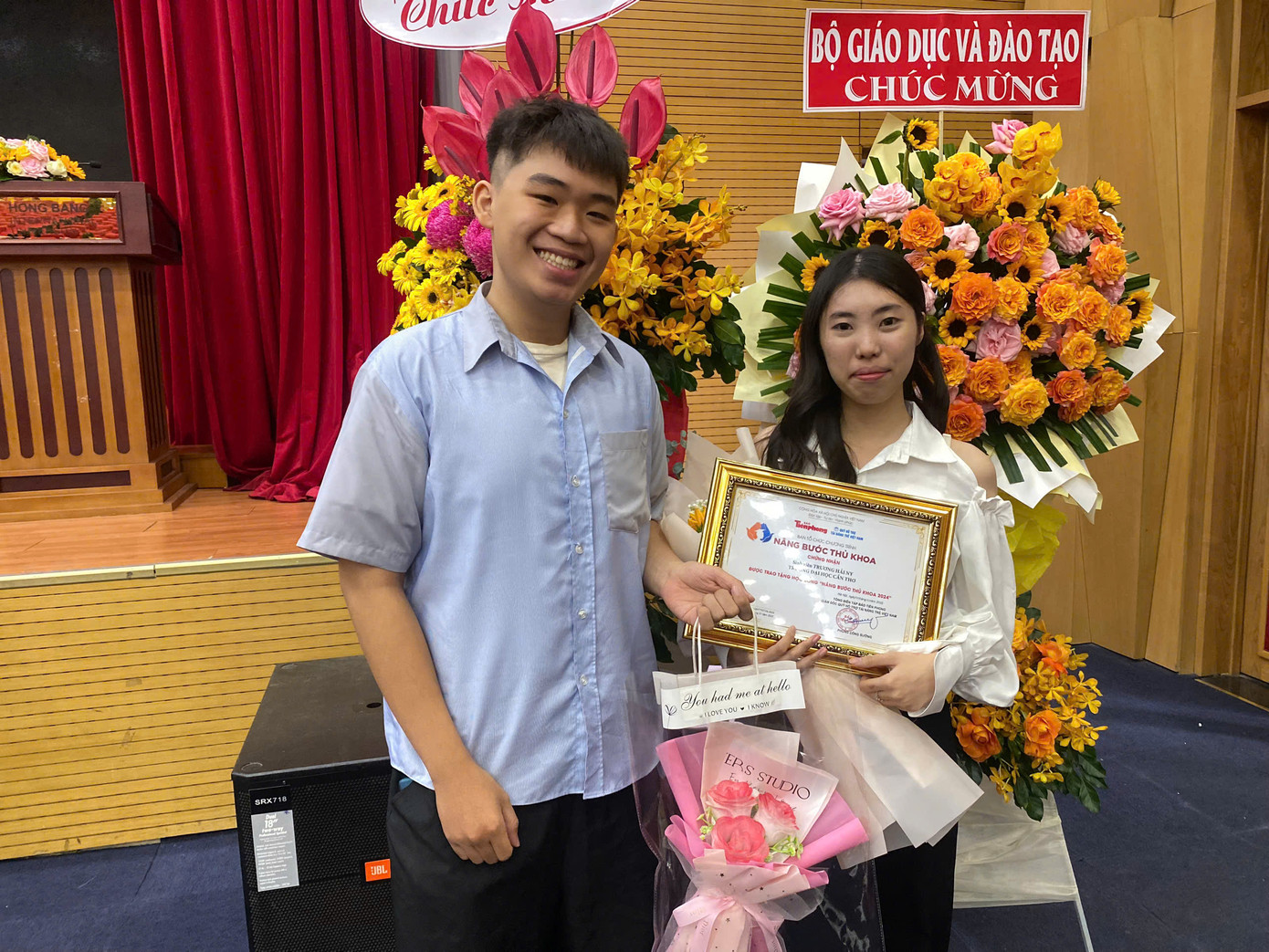 Hải Ny (trái) được bạn của mình đến chúc mừng trong buổi Lễ nhận học bổng.