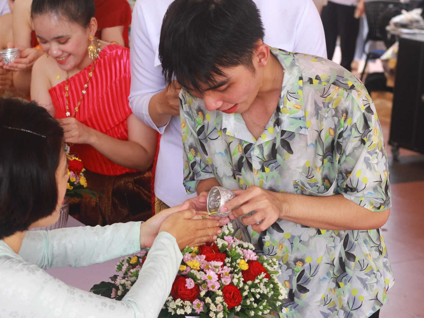 Nghi thức rửa tay cầu phúc đang mang lại cho các bạn sinh viên trải nghiệm thú vị. Nghi thức rửa tay cầu phúc đang mang lại cho các bạn sinh viên trải nghiệm thú vị.