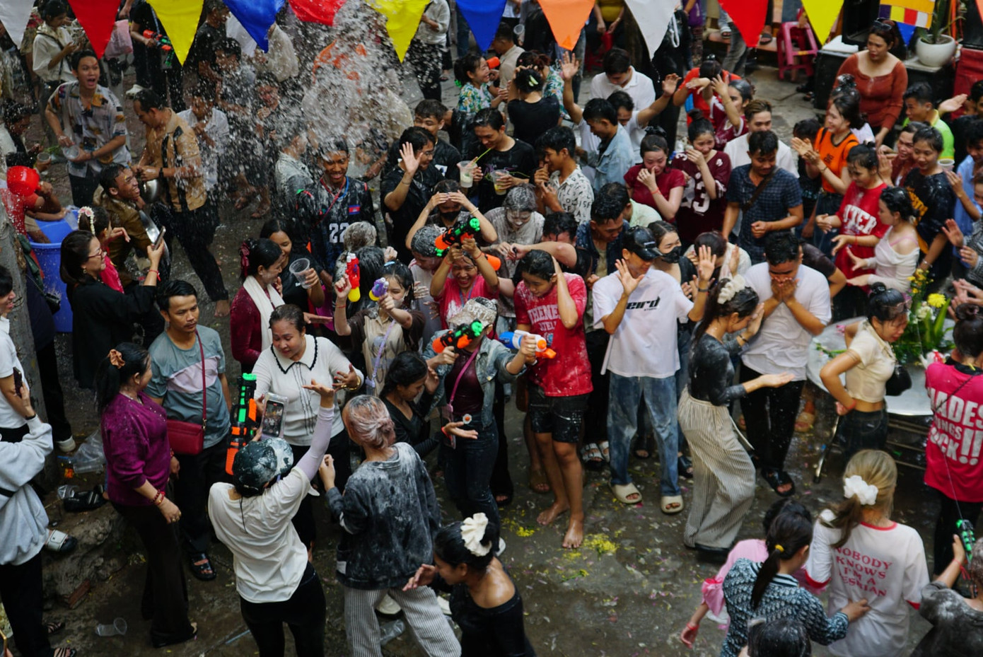 Bạn trẻ tham gia Lễ hội té nước tại chùa. Bạn trẻ tham gia Lễ hội té nước tại chùa.