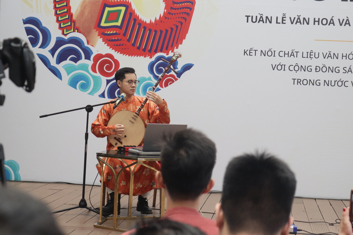 Các bạn trẻ thưởng thức các tiết mục biểu diễn nhạc cụ dân tộc. Các bạn trẻ thưởng thức các tiết mục biểu diễn nhạc cụ dân tộc.