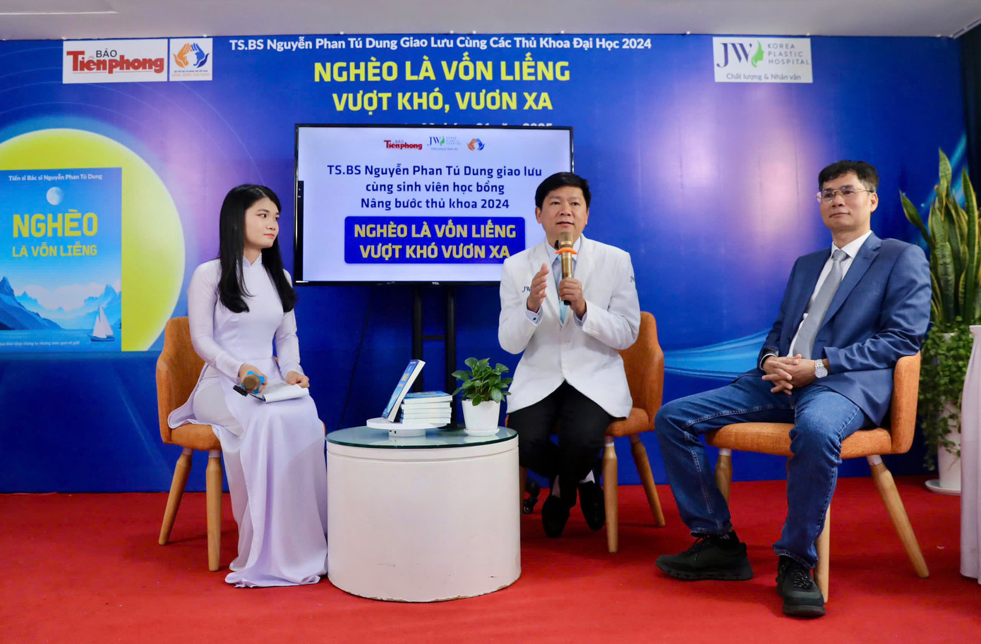 TS. BS Nguyễn Phan Tú Dung (giữa) chia sẻ với các bạn sinh viên tại chương trình. (Ảnh: Duy Anh) TS. BS Nguyễn Phan Tú Dung (giữa) chia sẻ với các bạn sinh viên tại chương trình. (Ảnh: Duy Anh)